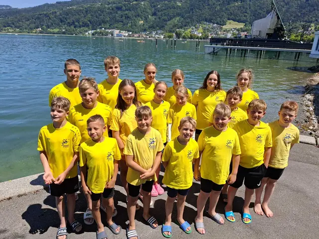 Die erfolgreichen Jungschwimmer von den SSF Singen (1. Reihe von links): Benjamin Auraujo-Rist, Evan Scheiermann, Thiago Cipriano, Louie Knoblauch, Erik Teich, Liam Pächter/2. Reihe von links: Lias Krüger, Micke Scheiermann, Belinda Strauß, Estella Zürn, Denny Siebert/3. Reihe von links: Kevin Scheiermann, Jerey Knoblauch, Rebekka Teich, Judith Teich, Leonie Fernandez und Luisa Voglreiter. | Foto: Bettina Heck