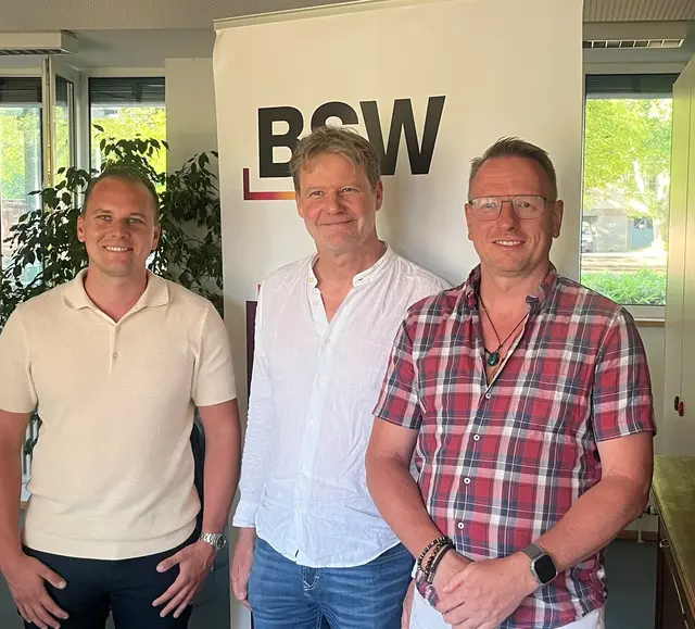 von links: Simon Gsell, Prof. Manfred Hentz und Daniel Niedzwietzki | Foto: BSW Kreisverband Hochrhein-Bodensee