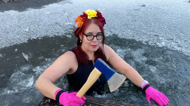 Für das Wildschwimmen, das sie zu ihrem Buch "Undine" inspirierte, benötigt Silke U. Ferguson nicht selten auch mal eine Axt, um ins kalte Wasser tauchen zu können.  | Foto: Stefan Ferguson