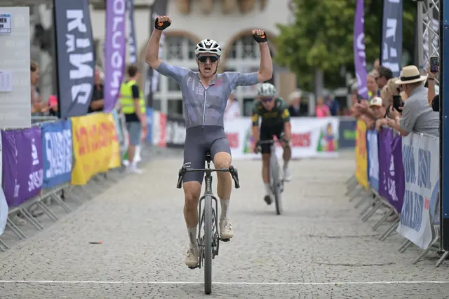 Der Tscheche Petr Vakoč sicherte beim Hegau Gravel Race nach einem echten Herzschlagfinale im Zielsprint den Sieg bei der Männer-Elite.  | Foto: Wolfgang Schneble