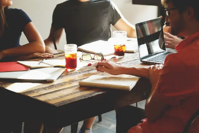 Foto: https://pixabay.com/photos/meeting-brainstorming-business-594091/