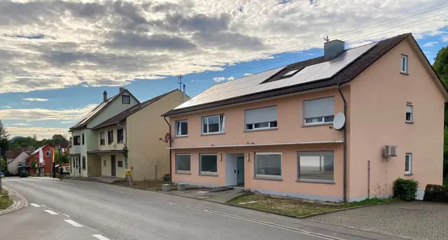 Die alte Sparkassenfiliale in der Hauptstraße 27 in Aach ( im Bild rechts) liegt zentral, zudem unweit der Bushaltestelle, bietet Parkplätze und einen barrierefreien Eingang - sie ist geradezu „prädestiniert“ für den geplanten Umbau in eine dringend benötigte Hausarztpraxis, so Bürgermeister Manfred Ossola im Gemeinderat. | Foto: Bernhard Grunewald