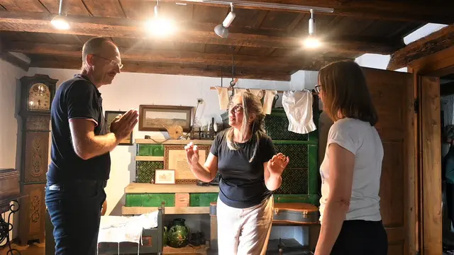 Manuela Trapani gibt beim ersten Treffen der historischen Bauerngruppe Wolfgang Panzer und einer weiteren Teilnehmerin Tipps für ihre fünfminütige Impro-Szene.  | Foto: Philipp Findling