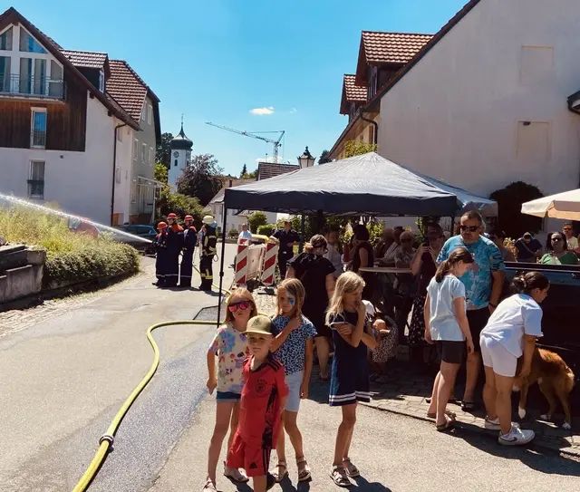 Schatten und Wasser waren sehr begehrt bei der Jahres-Hauptprobe der Freiwilligen Feuerwehr Möggingen. | Foto: Freiwillige Feuerwehr – Ralf Mayer