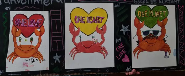 Das Motto der Veranstaltung "One Love, One Heart, One Planet" Künstlerisch dargestellt durch Krabben. | Foto: Pia Schaible