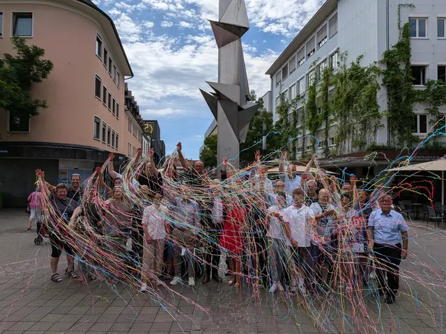Die Veranstalter und Sponsoren haben ein buntes Programm für das Stadtfest aufgestellt. Symbolisch freuten sie sich bei der Verkündung bereits schon mal mehr Farbe in die Singener Innenstadt zu bringen.  | Foto: Sebastian Ridder