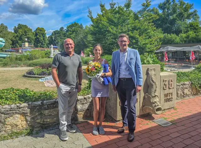 Eine gelungene Überraschung für die 50.000. Aachbad-Besucherin (von rechts): Bürgermeister Marcus Röwer, Cecilia Vizzini und Jörg Zimmermann (Abteilungsleiter Sport, Bäder und Verwaltung).  | Foto: Stadt Singen