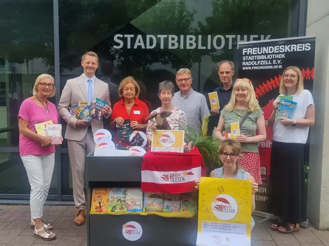 Simon Gröger zusammen mit dem Freundeskreis der Stadtbibliotek Radolfzell. | Foto: Pia Schaible