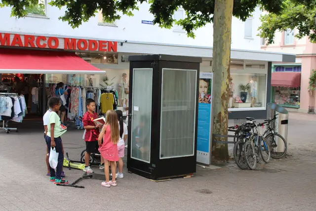 "Die Zelle" in der Radolfzeller Fußgängerzone weckt auch das Interesse der jüngsten Bürgerinnen und Bürger der Stadt. | Foto: Eron Metolli