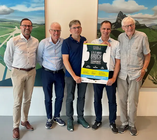 Fünf, die lächelnd ein Geheimnis bewahren - wer bekommt den Jugend-Kulturförderpreis 2026 des Fördervereins Lions Club Singen-Hegau e.V.? Die Vorfreude auf die Preisverleihung, eingebettet in das 24. Sommerkonzert des Bodensee-Kammerorchesters am Freitag, 7. August, bei freiem Eintritt ab 19 Uhr in der CURANA-Halle in Singen-Beuren, ist jedoch unverkennbar bei Lions-Pressevorstand Franz Hirschle, Fördervereins-Vorsitzender Pius Netzhammer, Lions-Präsident Oliver Maier, Past Präsident Conrad Mattes und Otto Ruch, Kulturausschuss- Sprecher des Fördervereins (von links) | Foto: Bernhard Grunewald