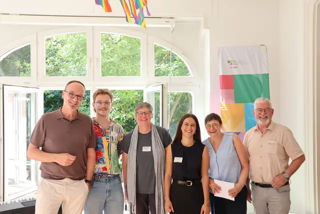 Lange planten sie eine queere Beratungsstelle in Konstanz nun konnten Sie erleichtert verkünden, dass sie in den Räumen der Pro Familia in Konstanz eingerichtet wurde. Von links: Bürgermeister Urlich Burchhardt, Psychotherapeut in Ausbildung und Pädagoge Marius Busalt, Leiterin der Chancengleichheitsstelle, Julika Funk, Pro Familia Geschäftsführerin Jana Müller, Moderatorin Alexandra Rottler und der Leiter des Sozial- und Jugendamtes Alfred Kaufmann.  | Foto: Sebastian Ridder