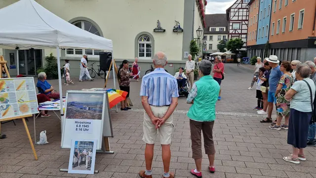 Die Gemeinderätin Pratyusha Potturi hielt neben anderen Gästen Redebeiträge über die Gefahren von Waffen und Aufrüstung in der Radolfzeller Innenstadt.  | Foto: Dieter Schmalohr
