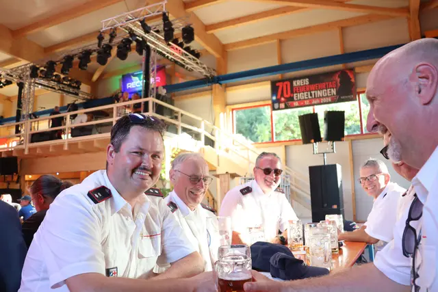 Das gab es noch nie. Für die Kreisfeuerwehrtage gab es in diesem Jahr eine eigene Festhalle, die durch das Fest eingeweiht wurde.  | Foto: Sebastian Ridder