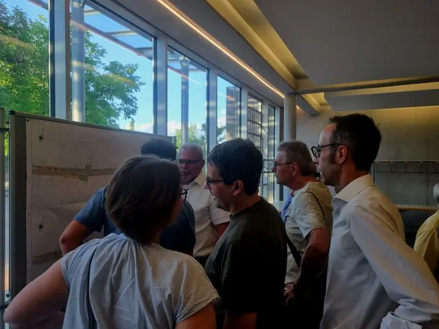 Bürgermeister Frank Harsch (rechts) zusammen mit den Anwohners bei der Präsentation der Baupläne (links) für die Sanierung. | Foto: Pia Schaible