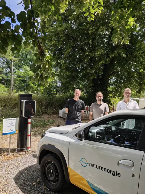 In gemeinsamer Anstrengung wurde in Gottmadingen eine Carsharing-Station aufgebaut. Im Bild von links die Verantwortlichen: Thomas Lamarque (Regiomanager Freiburg-Breisgau-Hochschwarzwald von Naturenergie Sharing), Dr. Michael Klinger (Bürgermeister) und Architekt Daniel Binder. Im Vordergrund der Star der Show: der Dacia Spring, Gottmadingens neues Auto zum Teilen. | Foto: Anja Kurz