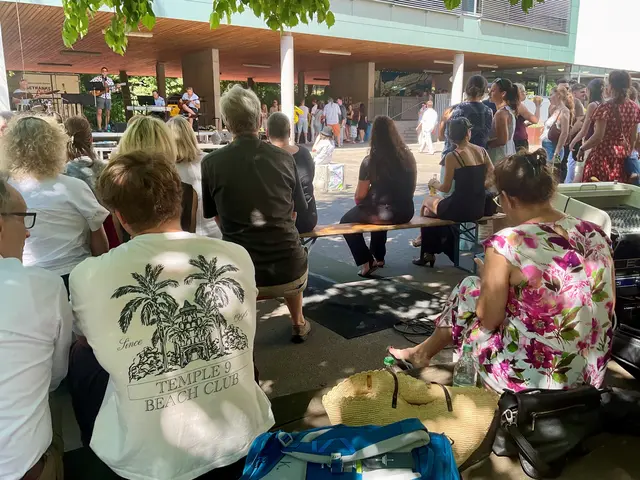 Schüler, Lehrer, Politiker und viele mehr kamen zum Hegau Gymnasium um das Jubiläum zu feiern. Dabei gab es auch viele Widersehen an der Schule. | Foto: Bernhard Grunewald