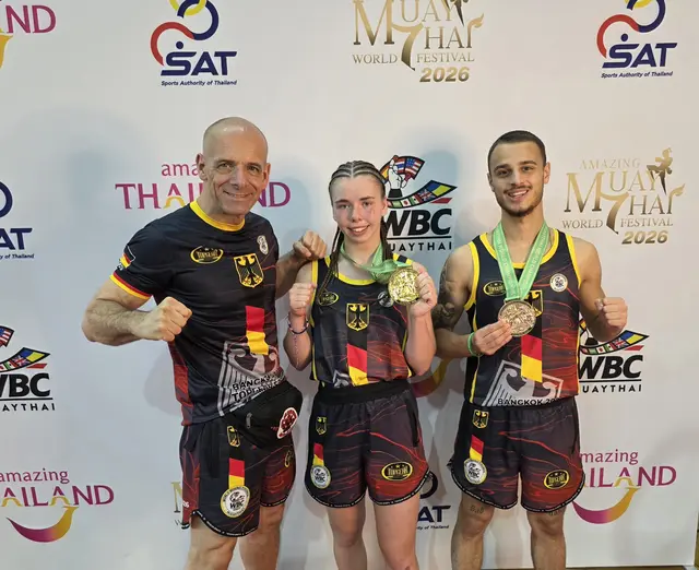 Freuen sich über den großen Erfolg des Thai-Box Club bei der Weltmeisterschaft in Thailand (von links): Trainer Ralf Hasenohr, Sarah Schäfer und Selim Schramm | Foto: Thai-Box Club Singen