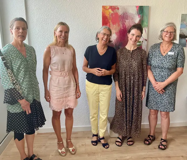 Zum 30-jährigen Bestehen der Jungen Galerie im Jugendwerk Gailingen wurde am 9. Juli die dortige Jubiläums-Ausstellung „Gute Aussichten“ mit Werken von Waltraud Reichle eröffnet - hier mit Klarinettistin Inga Bail, Verwaltungsdirektorin Barbara Martetschläger, Waltraud Reichle, Kunsttherapeutin Nadine Karker und Andrea Jagode, Referentin für Presse- und Öffentlichkeitsarbeit im Hegau-Jugendwerk Gailingen (von links). | Foto: Bernhard Grunewald