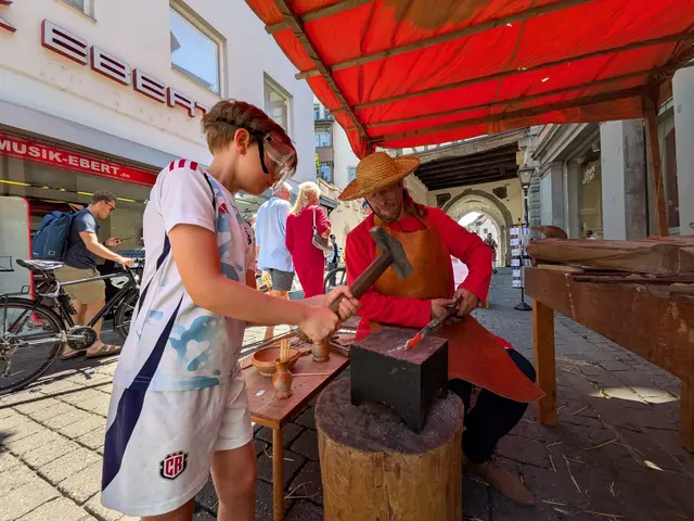 Das Hus Museum scheut die Hitze nicht. Vor dem sogenannten Hus Haus haben die Museumspädagogen eine mittelalterliche Schmiede aufgebaut. Die Besucher konnten sogar selbst Hand anlegen. | Foto: Sebastian Ridder
