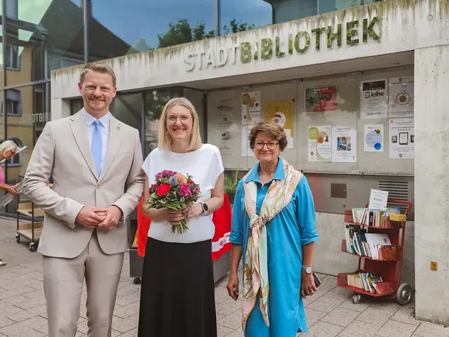 OB Simon Gröger (links) und Bürgermeisterin Monika Laule (rechts) heißen die neue Leiterin der Stadtbibliothek, Tanja Wachter (Mitte), herzlich willkommen. | Foto: Stadt Radolfzell