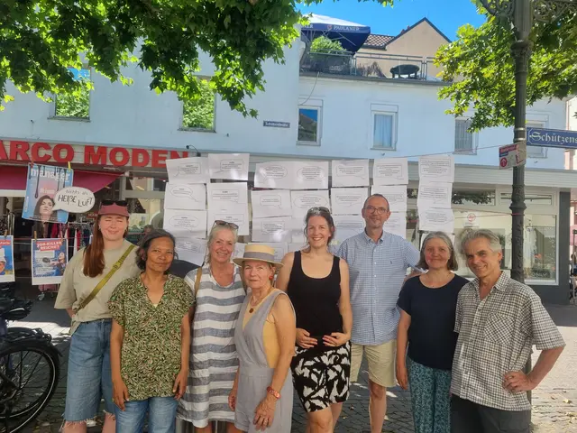 People for Future bei der Mahnwache in Radolfzell. Stimmen aus Wirtschaft und Wissenschaft in Sprechblasen im Hintergrund. | Foto: Pia Schaible