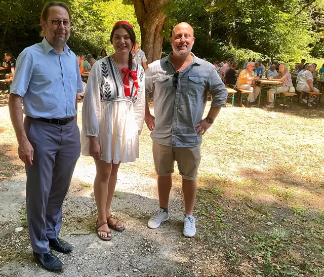 Ein gelungenes „Dankeschönfest“ der Ukrainischen Familien für ihre freundliche und hilfsbereite Aufnahme in Gottmadingen, wie Olena Nikolenko unterstrich - hier am Samstag vor der Fahr-Kantine,   flankiert von Bürgermeister Dr. Michael Klinger (li.) und Martin Rauwolf, Integrationsbeauftragten der Gemeinde | Foto: Bernhard Grunewald