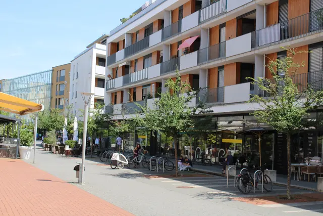 Die Digitalen Informationstafeln sollen am Radolfzeller Bahnhof und in der Sankt Johannes Straße errichtet werden und Passantinnen und Passanten über Veranstaltungen, Kulturangebote oder Hitzewarnungen informieren.  | Foto: Eron Metolli