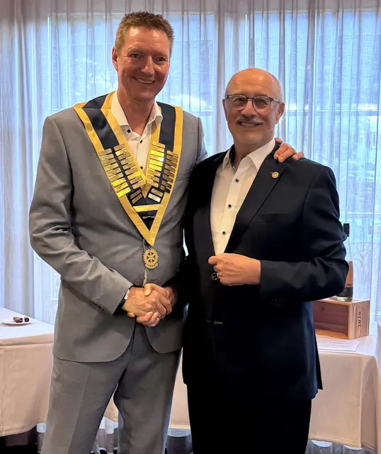 Das rotarische Rad hat sich wieder gedreht: Christoph Duncker (li.) ist neuer Präsident des Rotary Clubs Radolfzell-Hegau. Er übernahm das Amt von Gerald Reckert (re.). | Foto: Katja Duncker