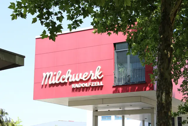 Das Milchwerk in Radolfzell erhält aufgrund mehrerer Risse in Foyerboden zusätzliche Mittel zur Behebung der Schäden. Somit übersteigt der Veranstaltungsort sein Budget für das Jahr 2026 um rund 50.000 Euro.  | Foto: Eron Metolli