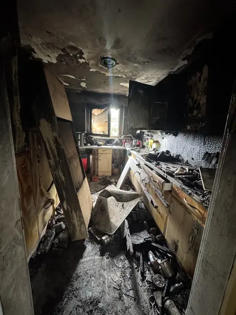 Das Feuer zerstörte die Küche in einer Wohnung im Mehrfamilienhaus. Die Feuerwehr Singen konnten ein Übergreifen auf weitere Wohnungen verhindern.  | Foto: Feuerwehr Singen