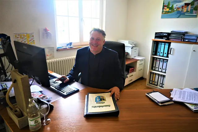 Eigeltingens Bürgermeister hat einige Aufgaben auf dem Schreibtisch, welche die Gemeinde in den nächsten Monaten und Jahren bewältigen möchte. | Foto: Philipp Findling
