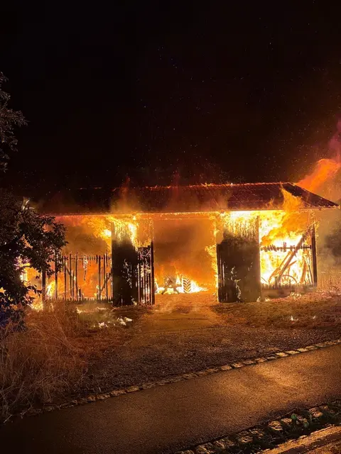 Das Feuer brannte die Scheune sowie vier Traktoren nieder. Die Feuerwehr Allensbach konnte nur noch Schlimmeres verhindern.  | Foto: Feuerwehr Allensbach