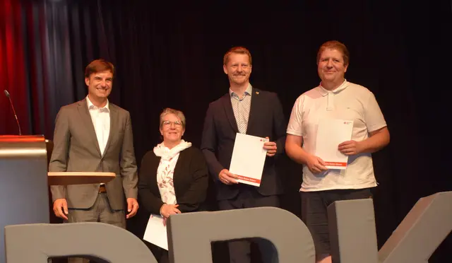 Bei der Kreisversammlung des DRK-Kreisverbandes Landkreis Konstanz wurden (von rechts nach links) der Ortsvorsteher Wahlwies Alexander Buhl, Radolfzells Oberbürgermeister Simon Gröger und Claudia Zeller vom Ortsverband Tengen neu in den Kreisvorstand gewählt. Ganz links der Kreisvorsitzende Landrat Zeno Danner. | Foto: Achim Holzmann
