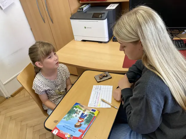Juna Reiser (acht Jahre alt/links) stellt Leseclub-Assistentin Marit Streibel ihre gelesenen Bücher vor. | Foto: Stadtbücherei Stockach