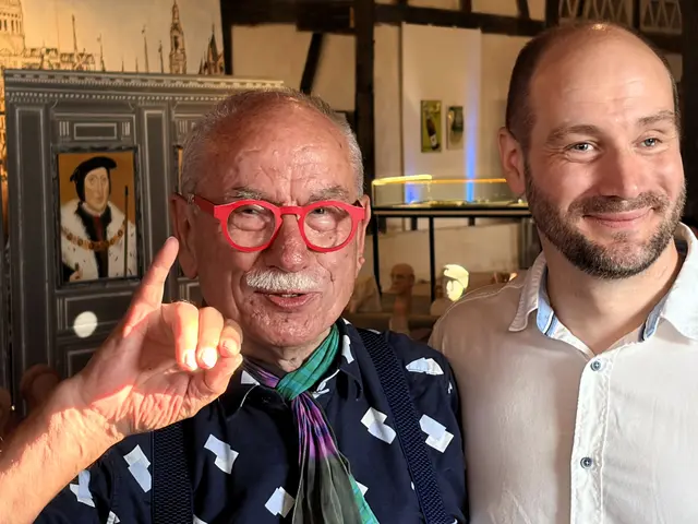 Leichtigkeit und Lebensfreude bestimmten die Vernissage des Espasinger Künstlers Felix Schmitt. Rechts im Bild sein Sohn Julian Schmitt, der ihm bei der Gestaltung der Vernissage tatkräftig zur Seite stand. | Foto: Constanze Wyneken