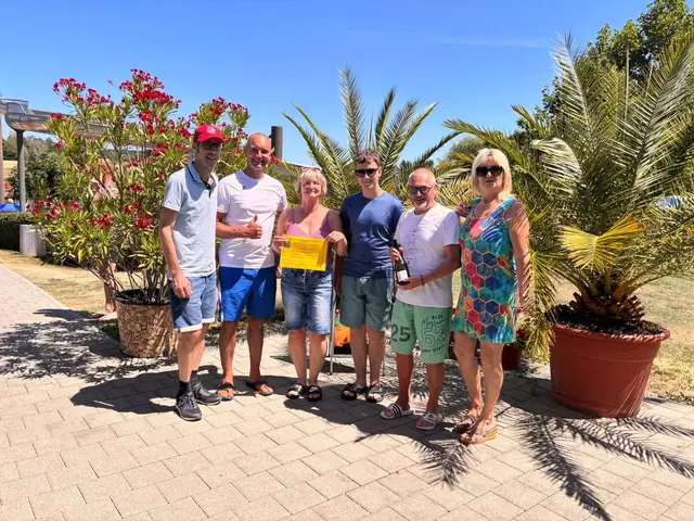 von links nach rechts: Bürgermeister Frank Harsch, Schwimmmeister Thomas Abendroth, Heike Leichenauer mit Familie und Kioskpächterin Heidi Kapitel. | Foto: Stadt Engen