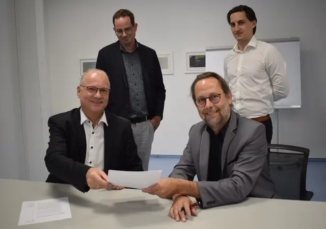 Der Stromlieferungsvertrag für das Solarfeld Katzental ist unter Dach und Fach. (vorne von rechts nach links) Bürgermeister Dr. Michael Klinger, zugleich Aufsichtsratsvorsitzender der Kommunalen Solarpark Gottmadingen GmbH &amp; Co. KG., der Geschäftsführer von Constellium Hans-Joachim Chwalisz, dahinter von rechts Global Category Manager Energy Sourcing &amp; Procurement Excellence, Bram van Eldert und Thomas Weiler vom Einkauf Constellium. | Foto: Achim Holzmann