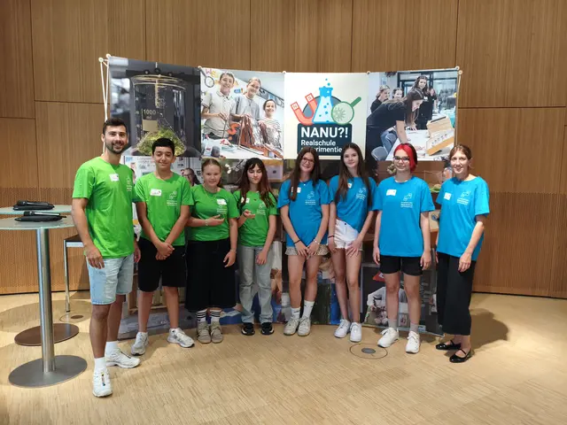 (v.l.n.r.): Herr Fehrenbach, Alessandro Silipigni, Marie Mack, Alisha de Felice, Laura Lederer, Alicia Lehmann, Amelie Dihrik, Frau Biesenthal
 | Foto: Eichendorff-Realschule Gottmadingen