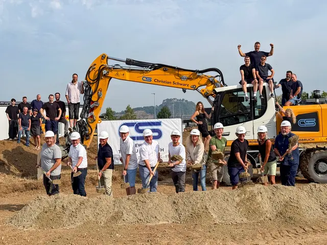 Beim Spatenstich: (vorne von links) Christian Schwarz von der Firma Schwarz, Jürgen Gabele von Haller Industriebau GmbH, Klaus Niederberger (Architekt), Rainer Storz (Haller), Ralf Baumert (Bürgermeister), Moritz Kasper, Annina Kasper-Kratt, Maximilian Kasper, Florian Kasper, Andrea Kasper, Otto Kasper. Im Hintergrund: das Team der Firma KASPER GmbH | Foto: Kasper Gmbh