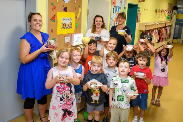 „Volle Schüsseln, strahlende Gesichter: Jasmin Graf (l.), Leiterin der Kita St. Martin, Jennifer Niermann (M.), Sponsoringbeauftragte der Thüga Energie, und Ute Wenseritt Familienberatung der Kita freuen sich mit den Kindern über das Frühstück an der neuen Müslibar.“  | Foto: Frank Müller