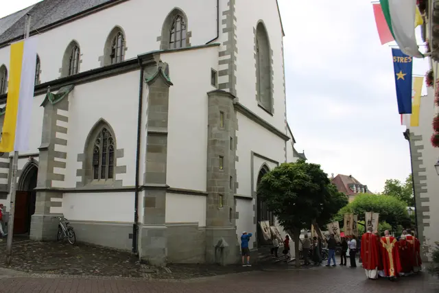 Angehörige und Träger der Kirche gingen gemeinsam in das Radolfzeller Münster, von der aus nach dem Gottesdienst die Prozession durch die Altstadt beginnt.  | Foto: Eron Metolli
