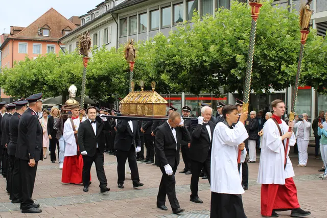 Die feierliche Prozession, in der die Gebeine der drei Heiligen Theopont, Senesius und Zeno durch die Stadt getragen werden, verläuft auch dieses Jahr wieder durch die Radolfzeller Altstadt zum Marktplatz. | Foto: Eron Metolli