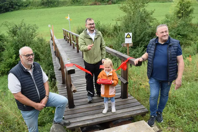 Mit dem Durchtrennen des roten Bandes durch Bürgermeister Selcuk Gök (Bildmitte) wurde am letzten Sonntag der neue Rundwanderweg durch den Biotopkomplex Körbeltalschlucht offiziell eröffnet. Links daneben der Ortsvorsteher Tengen Stadt Carsten Wieland, im Bild rechts der Ortsvorsteher von Uttenhofen, Robert Mick. | Foto: Achim Holzmann