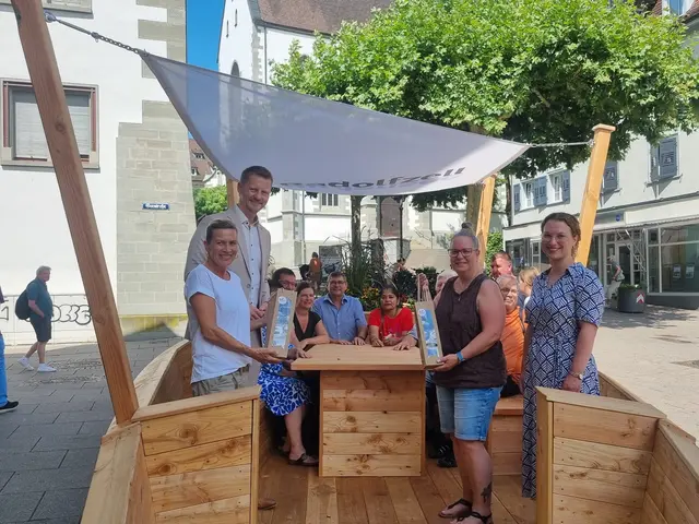 Oberbürgermeister Gröger (Links) und Innenstadtkoordinatorin Marina Brügel (rechts) zusammen mit den Vertreterinnen der Namensgeber auf dem Holzboot Radolt. | Foto: Pia Schaible