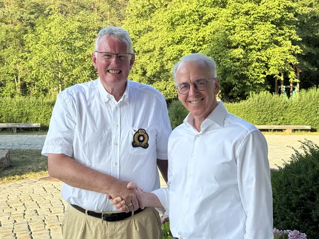 Johannes Moser (rechts) hat das Präsidentenamt beim Rotary Club RC A81-Bodensee-Engen an Joachim Werner (links) übergeben. | Foto: Rotary Club A 81 Bodensee-Engen