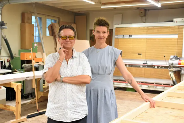 Intendantin Karin Becker und Chefdramaturgin Meike Sasse in der Schreinerei des Theater Konstanz, worin jeden Tag wie auch im gesamten Team fleißig für die neue Spielzeit gewerkelt wird. | Foto: Philipp Findling