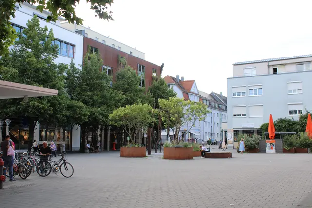 Der Heinrich-Weber-Platz ist nur einer der insgesamt vier Orte in Singen an dem mobile Nebellanzen aufgestellt werden sollen. Diese sorgen durch Wassernebel bei Hitzeperioden für eine kurze Abkühlung. | Foto: Eron Metolli