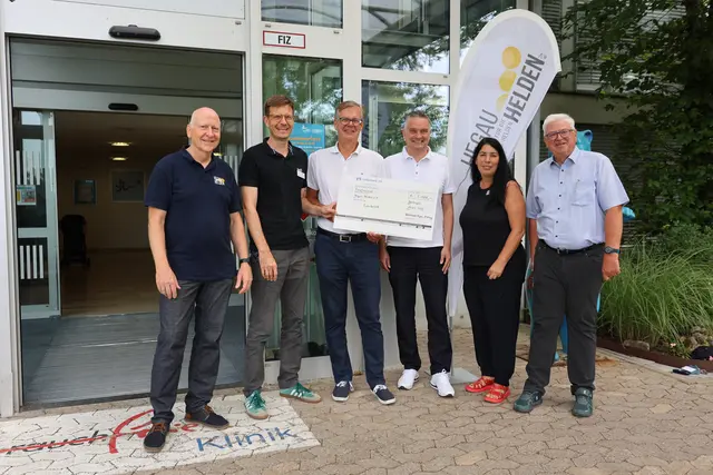 Sie packen gemeinsam an, damit es kleinen Patienten besser geht: Die HegauHelden, vertreten durch (von links) Clemens Fleischmann, Dr. Thomas Göhringer, Ute Schröder und Heinz Brennenstuhl. In der Bildmitte (von links)  Bernd Martin und Marco Keller von der Volksbank-Hegau-Stiftung, die einen Scheck über 5000 Euro vorbeibrachten.  | Foto: Andrea Jagode