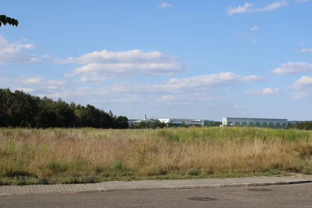 Das Areal Tiefenreute-Bühl soll künftig zu einem neuen Stadtteil Singens mit Wohnungen, Arbeitsplätzen und einem Urbanen Zentrum werden.  | Foto: Eron Metolli