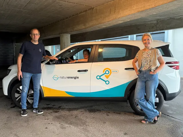 Michael Nowack (Regiomanager Naturenergie Sharing GmbH), Christiane Küppers (Hauptamt) und Bürgermeisterin Susen Katter freuen sich über die Fahrzeuge, die ab sofort am Rathaus (siehe Bild) und am Alten Forstamt stehen. | Foto: Juleda Kadrija